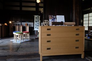 古民家展　タンス越しに