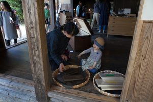 古民家展　来場者親子
