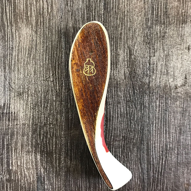 KOIOKI 裏面に蒔絵による作家刻印