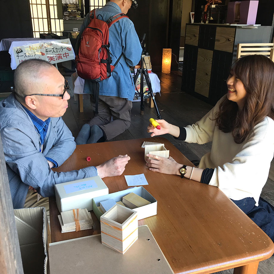 桐の鉛筆立て作り