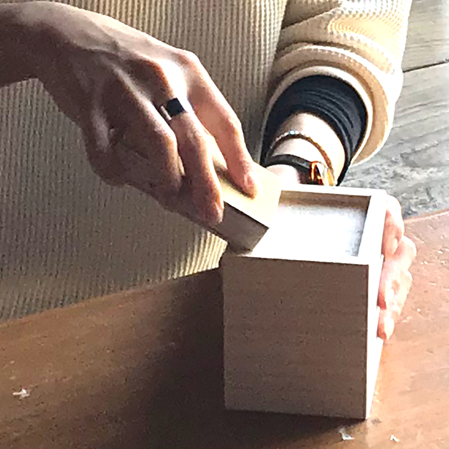 桐の鉛筆立て作り