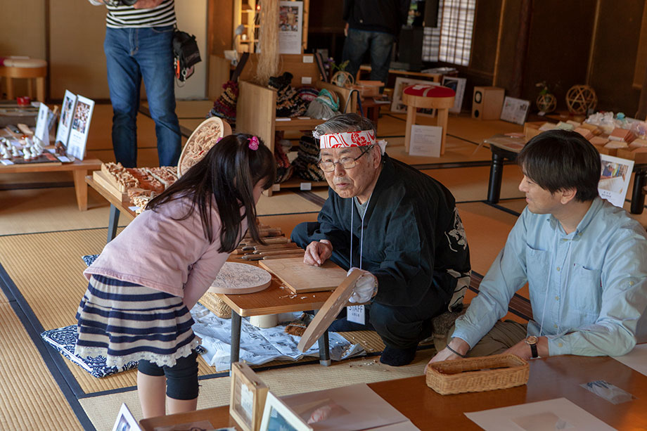 白根仏壇 山口さんの実演