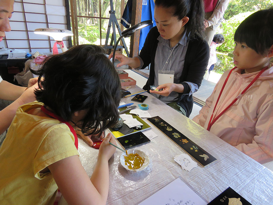 羽賀佛壇店による蒔絵ワークショップ