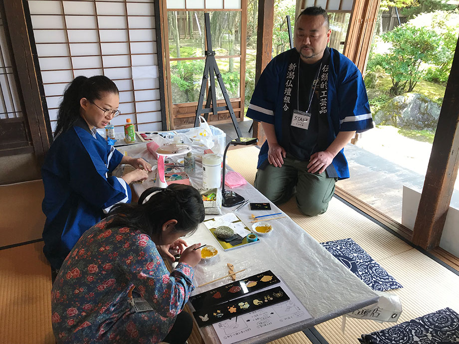 羽賀佛壇店による蒔絵ワークショップ