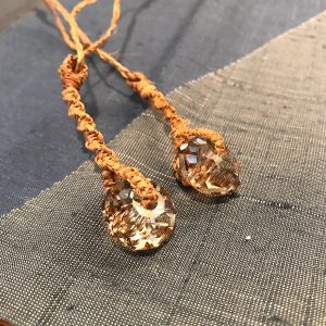 「山の織 雪の色」マクラメ しな布糸のチャーム