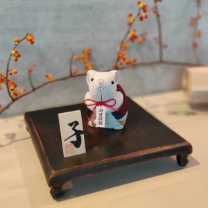 「山の織 雪の色」塩沢織物 干支の切込人形