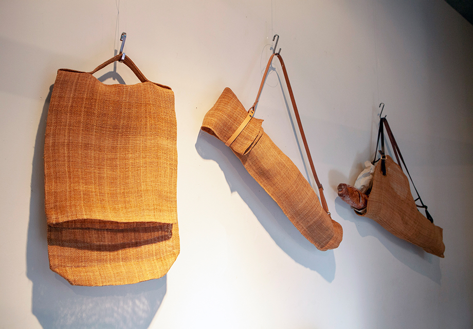 「山の織 雪の色」大滝ジュンコさん しな布