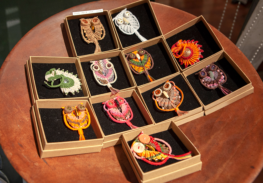 「山の織 雪の色」マクラメ