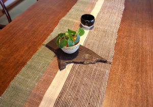 「山の織 雪の色」テーブルランナー