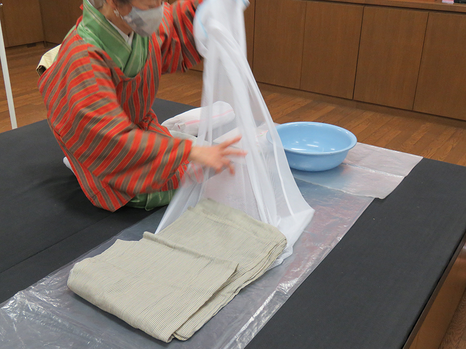 小千谷縮の洗い方 09