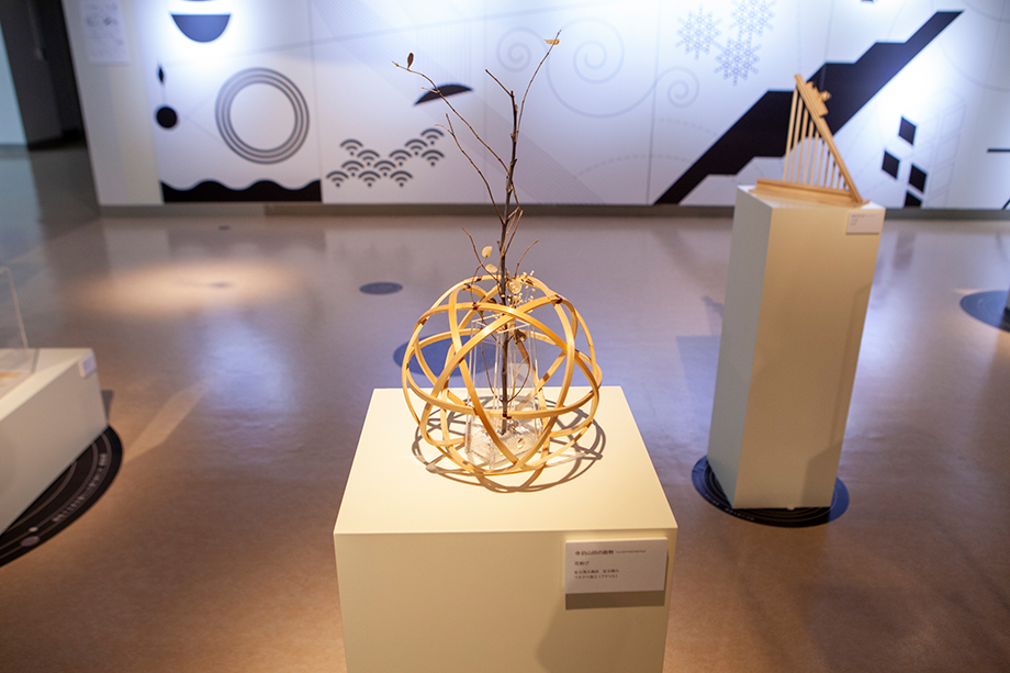 匠の惑星 展　曲げ輪の花立