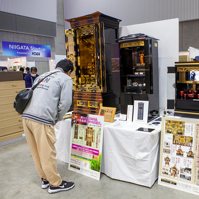 第39回新潟県伝統的工芸品展にて長岡仏壇